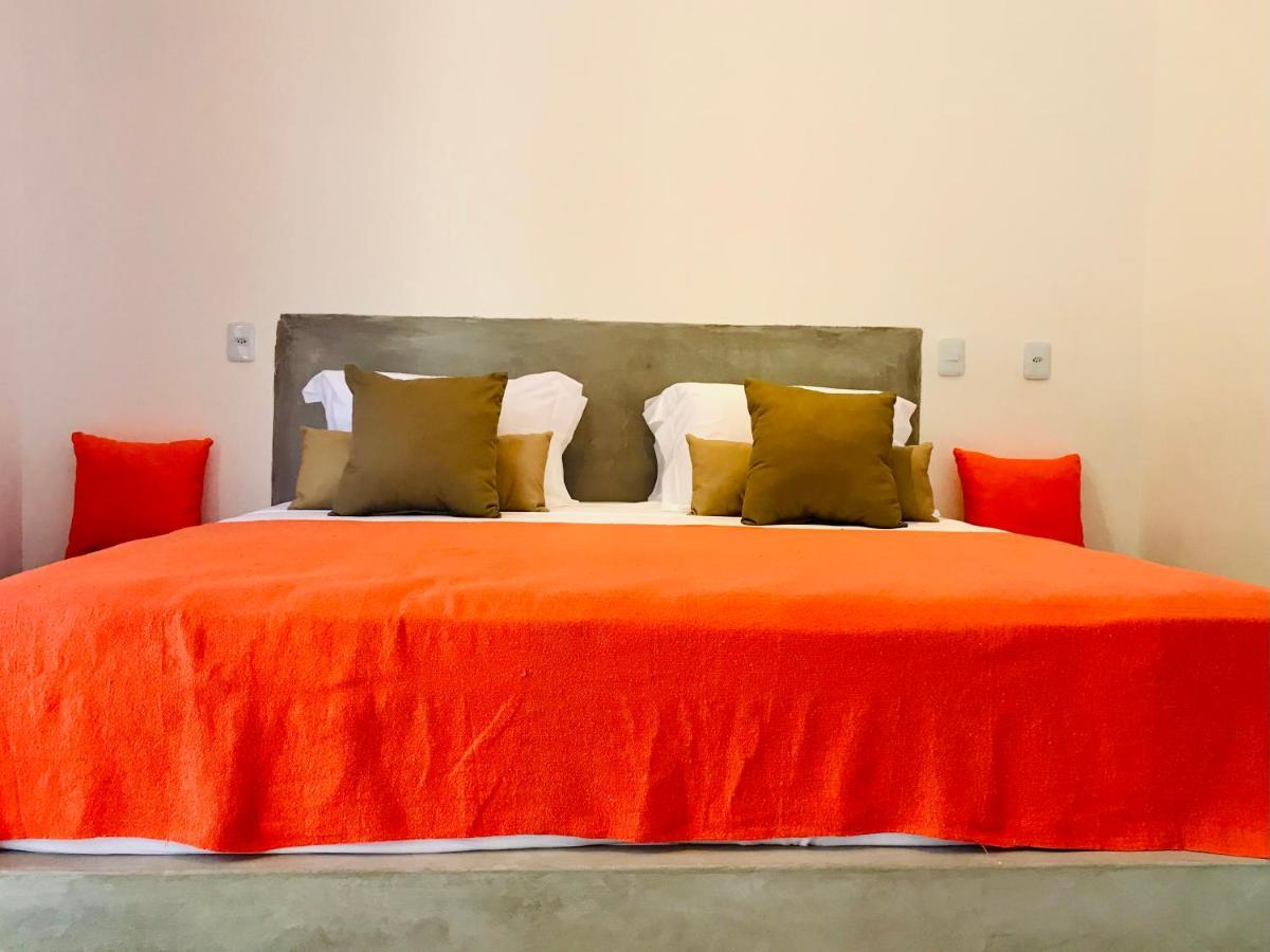 Quarto com Cama King-size e Vista da Piscina