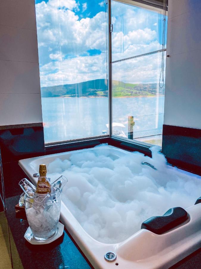 Suíte com Cama King-size e Banheira de Hidromassagem