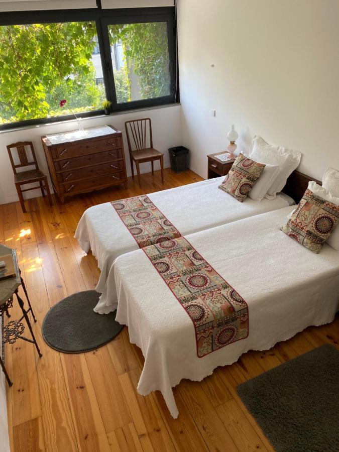 Quarto com 2 Camas de Solteiro e Vista do Jardim - 2º Andar