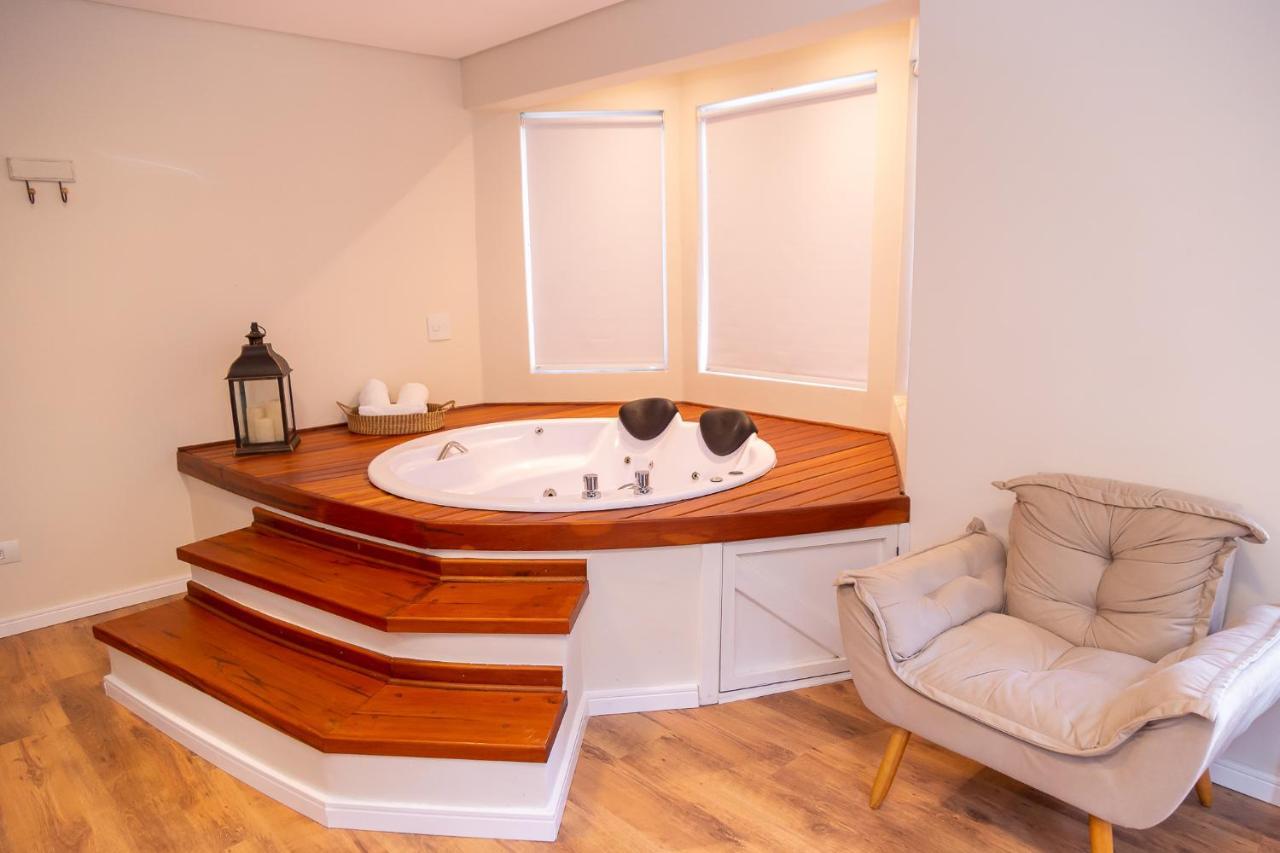 Suíte com Cama King-size e Banheira de Hidromassagem