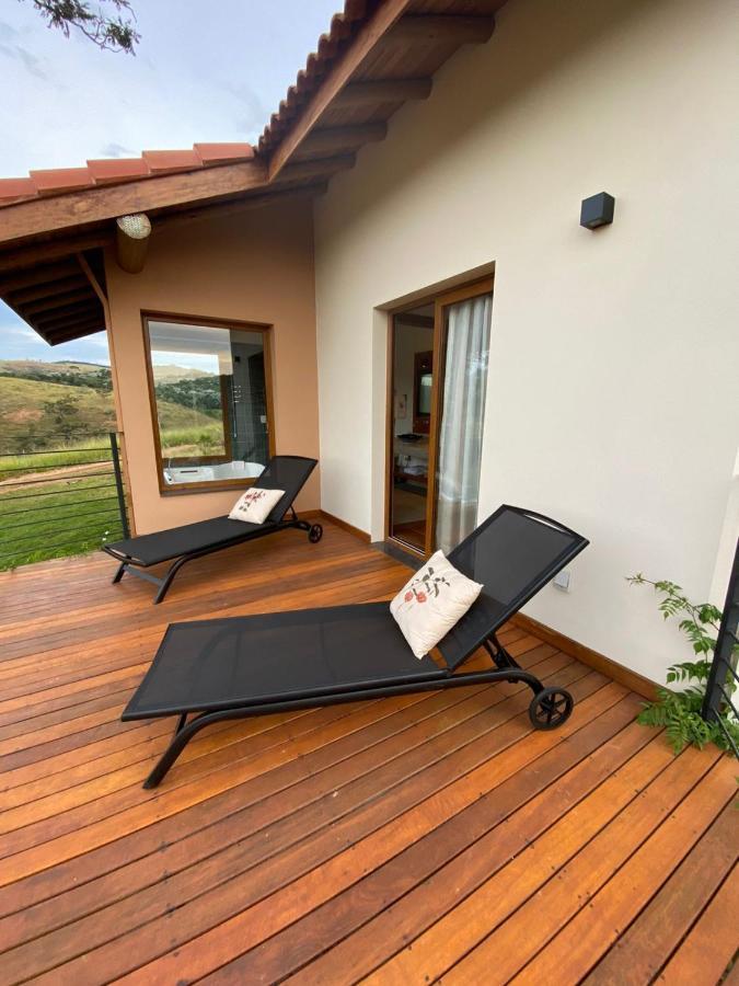 Quarto com Cama King-size e Banheira de Hidromassagem