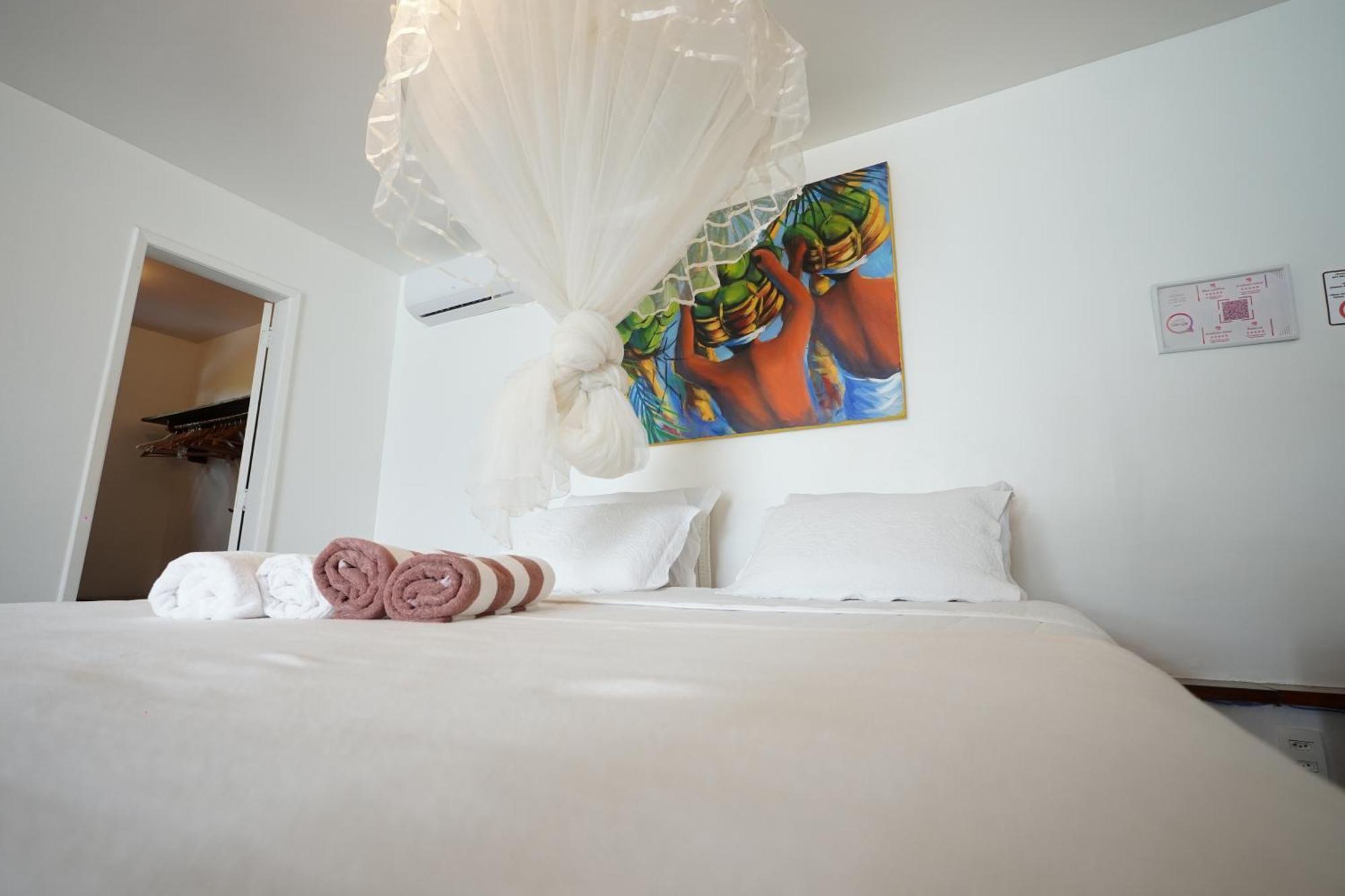 Quarto com Cama King-size e Banheira de Hidromassagem