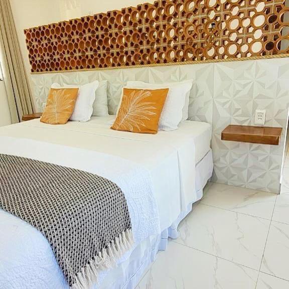 Quarto com Cama King-size e Vista do Jardim