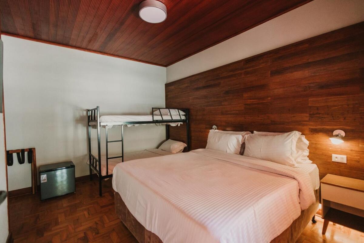 Quarto Quádruplo com Vista do Jardim