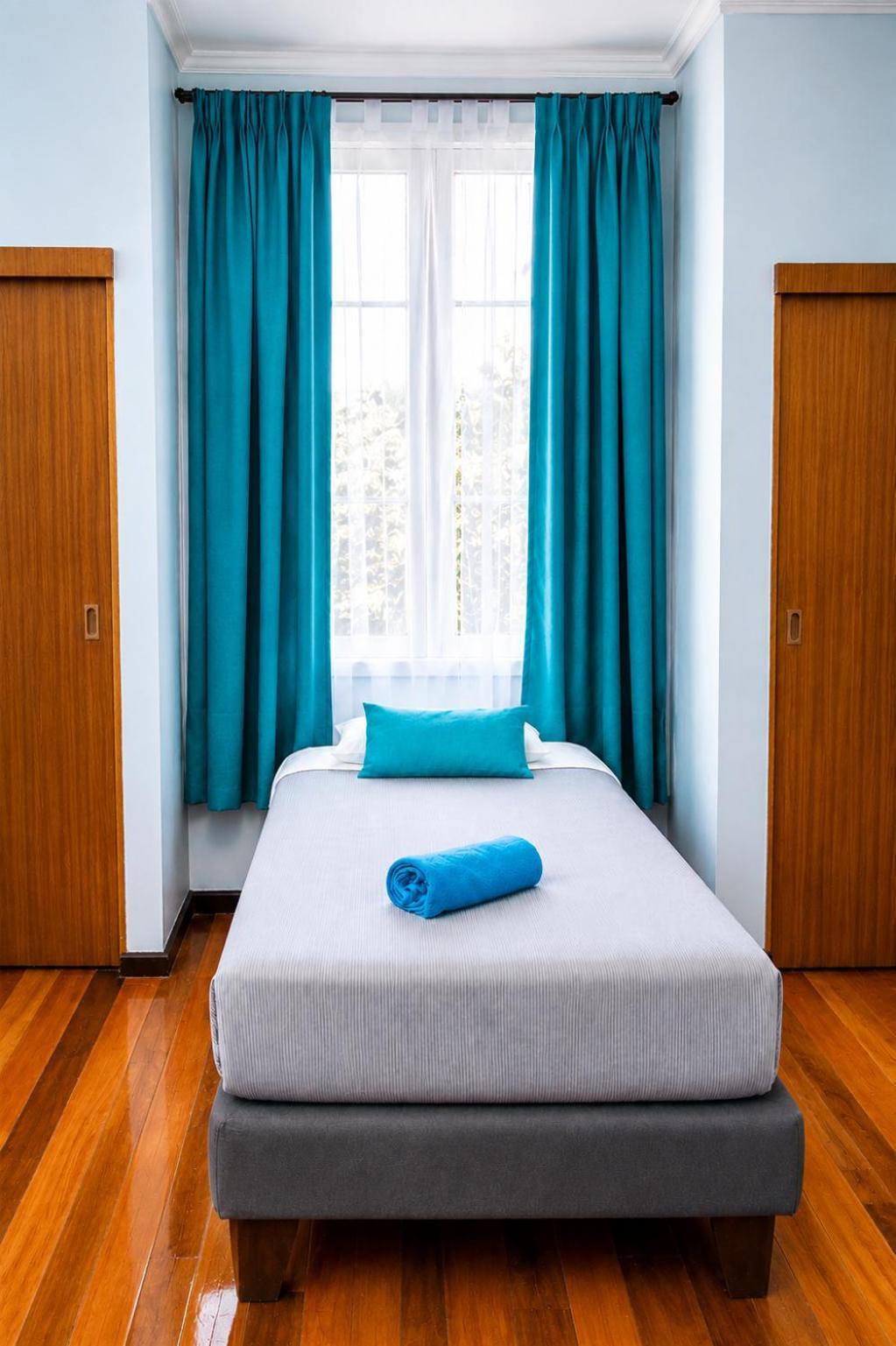 Quarto Triplo com Banheiro Compartilhado
