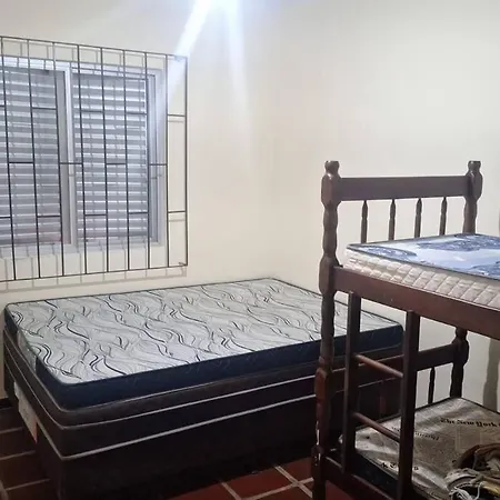 Quarto para quatro pessoas a duas quadras da praia - Balneário Saint Etienne - Matinhos-3